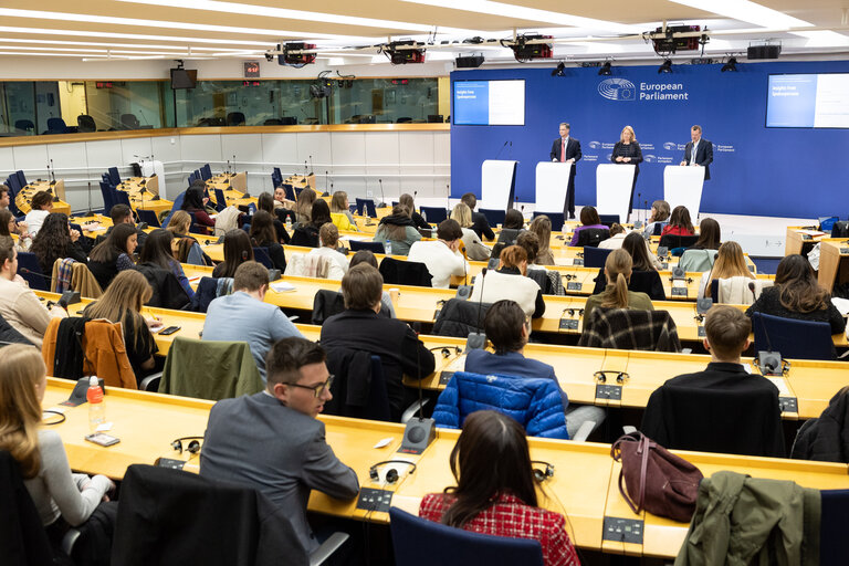 Foto 1: Training Programme for Young European Journalists - Press point: Discussion with MEPs about the Multiannual Financial Framework (MFF)