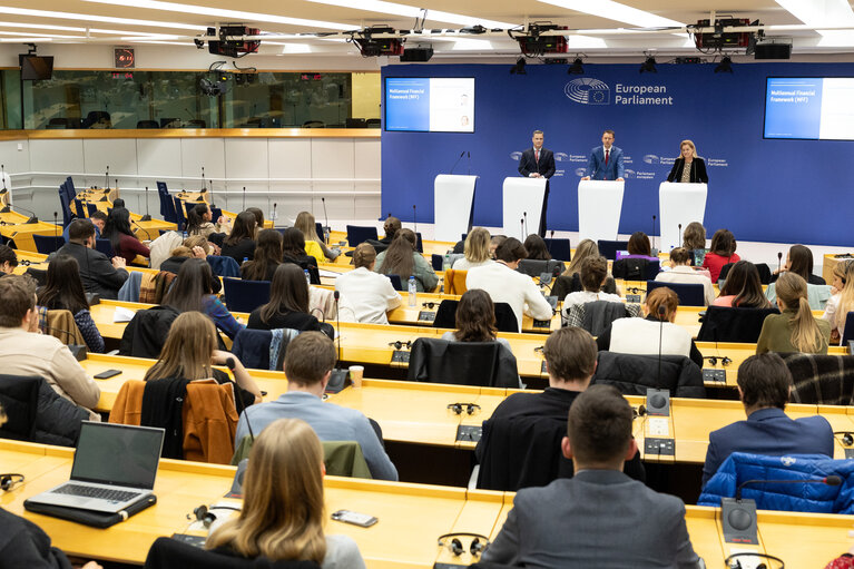 Training Programme for Young European Journalists - Press point: Discussion with MEPs about the Multiannual Financial Framework (MFF)