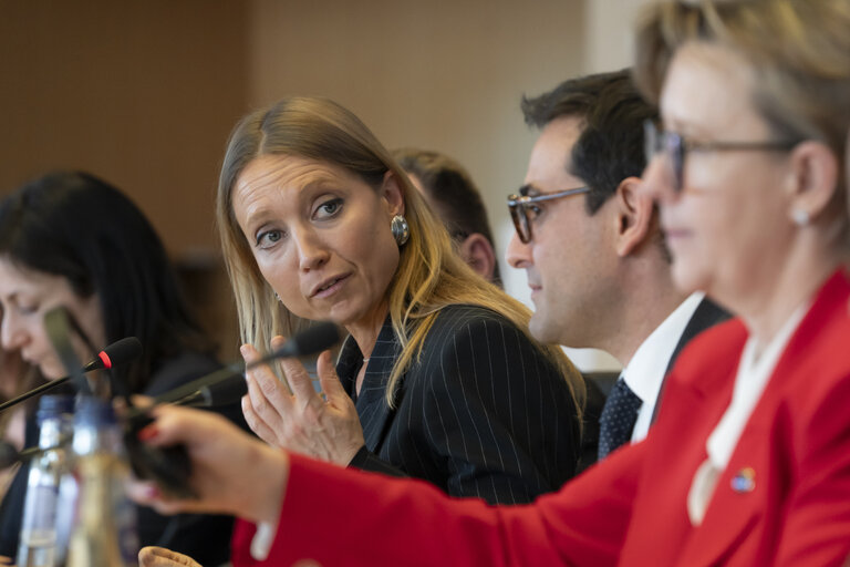 Fotografie 5: ECON - Exchange of views with the Executive Vice-President Stéphane Séjourné and the Commissioner Maria Luís Albuquerque on the Competitive Compass and on the Savings and Investments Union