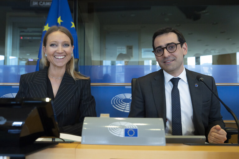 Fotografie 34: ECON - Exchange of views with the Executive Vice-President Stéphane Séjourné and the Commissioner Maria Luís Albuquerque on the Competitive Compass and on the Savings and Investments Union