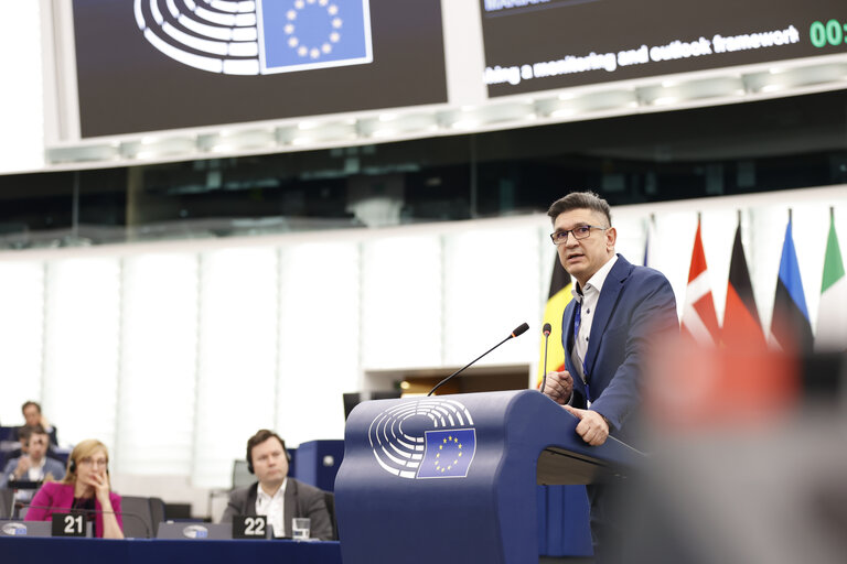 Φωτογραφία 10: EP Plenary session - Need to ensure democratic pluralism, strengthen integrity, transparency and anti-corruption policies in the EU