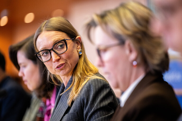 Foto 22: ECON ENVI - Exchange of views with Maria Luís Albuquerque, Commissioner for Financial Services and the Savings and Investments Union, on the draft Commission Delegated Regulation