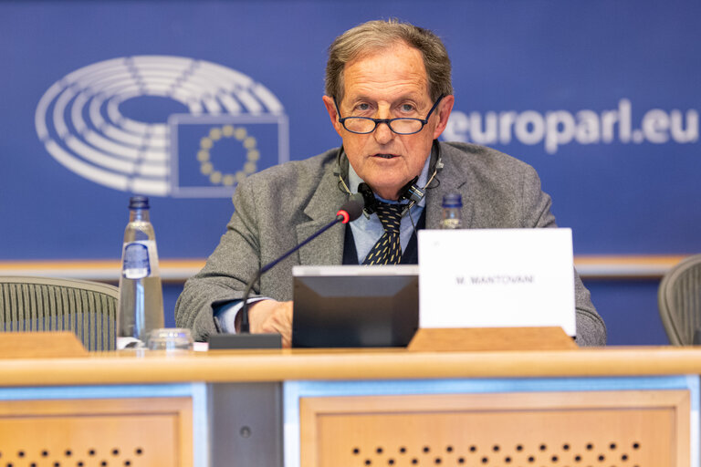 Fotografie 1: JURI - Exchange of views on the Recommendation on measures to combat counterfeiting and enhance the enforcement of intellectual property rights and the Recommendation on combating online piracy of sports and other live events