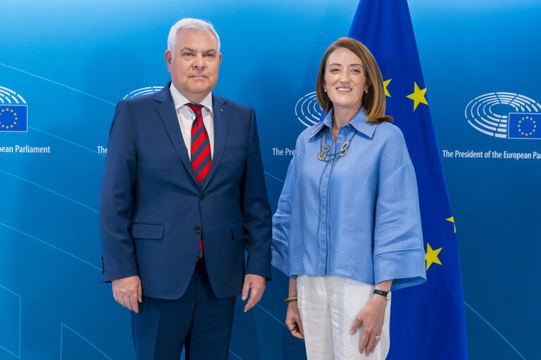 Roberta METSOLA, EP President meets with Angel TÎLVAR, Romanian Minister for Defence