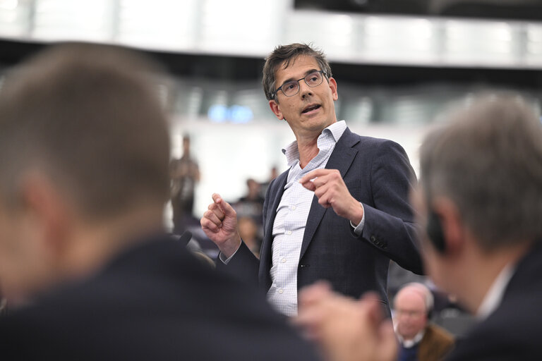 Fotografie 22: EP Plenary session - Resumption of session and order of business