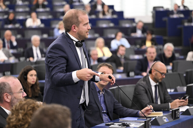 Fotografie 10: EP Plenary session - Resumption of session and order of business