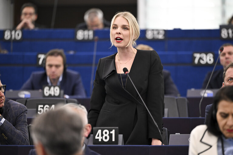 Fotografie 11: EP Plenary session - Resumption of session and order of business