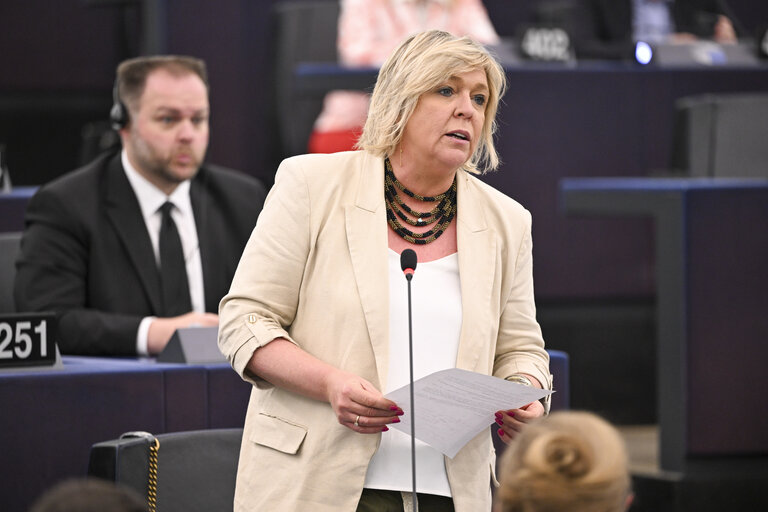 Fotografie 18: EP Plenary session - Resumption of session and order of business