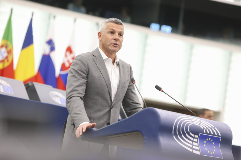 Photo 11: EP Plenary session - A revamped long-term budget for the Union in a changing world