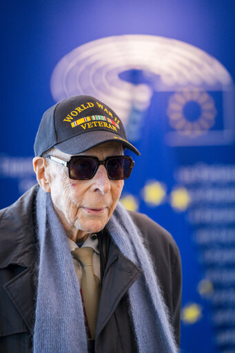 Foto 17: Commemoration of the 80th anniversary of the end of World War II in Europe - Roberta METSOLA, EP President meets with war veterans