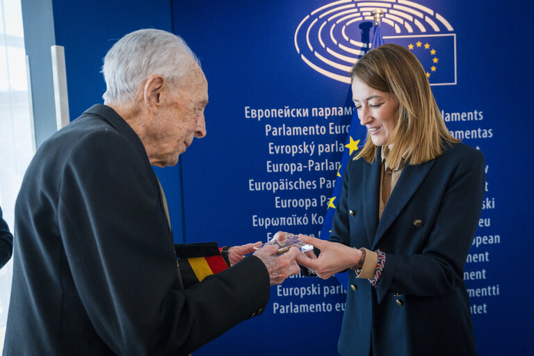 Foto 12: Commemoration of the 80th anniversary of the end of World War II in Europe - Roberta METSOLA, EP President meets with war veterans
