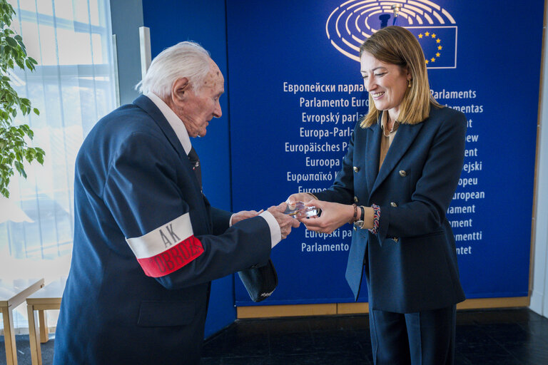 Foto 4: Commemoration of the 80th anniversary of the end of World War II in Europe - Roberta METSOLA, EP President meets with war veterans