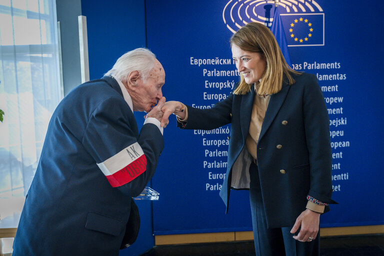 Foto 3: Commemoration of the 80th anniversary of the end of World War II in Europe - Roberta METSOLA, EP President meets with war veterans