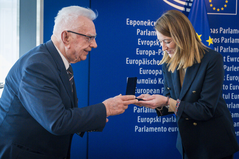 Foto 8: Commemoration of the 80th anniversary of the end of World War II in Europe - Roberta METSOLA, EP President meets with war veterans