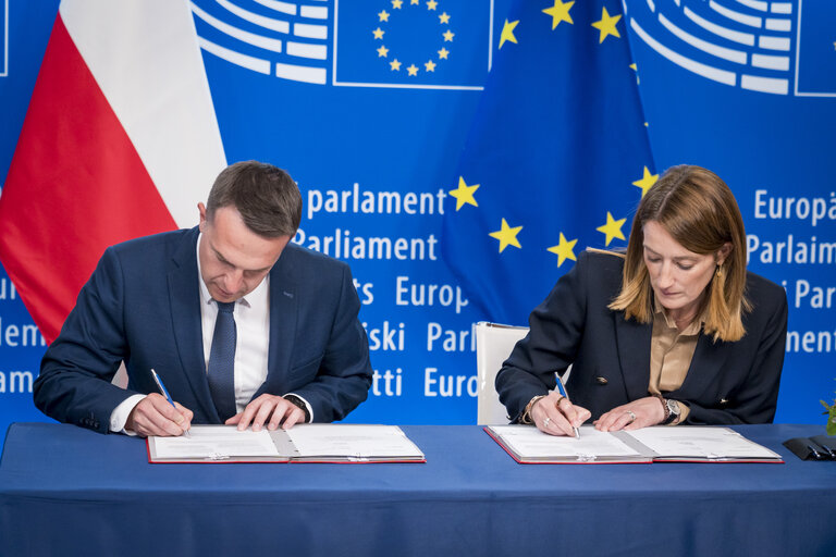LEX signing ceremony in the presence of Roberta METSOLA, EP President and Adam SZLAPKA, Minister for the European Union on behalf of the Polish Presidency