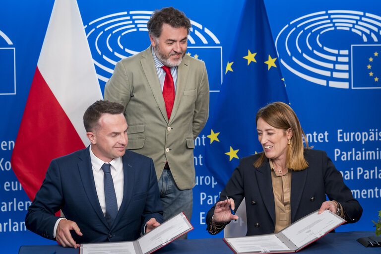 LEX signing ceremony in the presence of Roberta METSOLA, EP President and Adam SZLAPKA, Minister for the European Union on behalf of the Polish Presidency