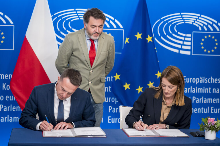 LEX signing ceremony in the presence of Roberta METSOLA, EP President and Adam SZLAPKA, Minister for the European Union on behalf of the Polish Presidency
