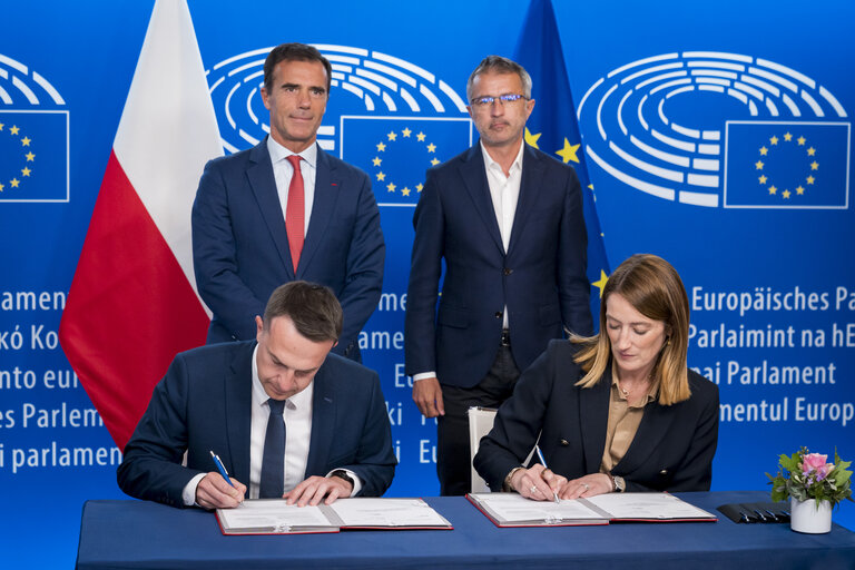 LEX signing ceremony in the presence of Roberta METSOLA, EP President and Adam SZLAPKA, Minister for the European Union on behalf of the Polish Presidency