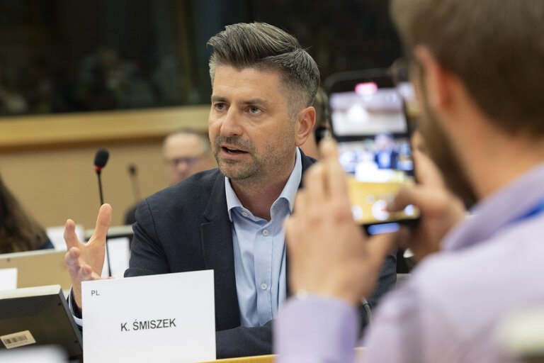 Fotografie 11: LIBE - Commission work programme for 2025 - exchange of views on the proposal to withdraw the Equal Treatment - Exchange of views with Hadja LAHBIB, Commissioner for Equality, Preparedness and Crisis Management