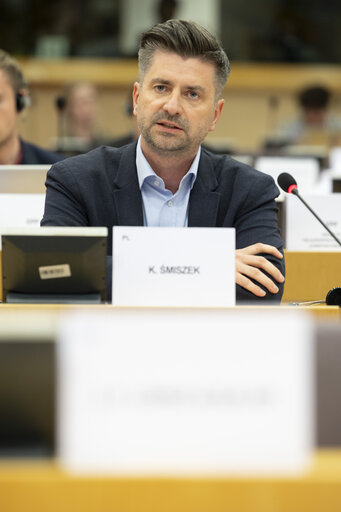 Fotografie 12: LIBE - Commission work programme for 2025 - exchange of views on the proposal to withdraw the Equal Treatment - Exchange of views with Hadja LAHBIB, Commissioner for Equality, Preparedness and Crisis Management