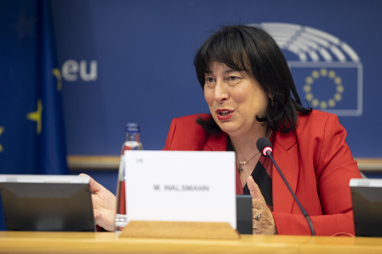 Foto 16: JURI - Exchange of views with the President of the European Patent Office, António Campinos