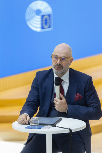 Photo 10: Christian MANGOLD meets with a group of Hungarian young multipliers
