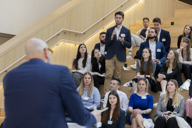 Christian MANGOLD meets with a group of Hungarian young multipliers