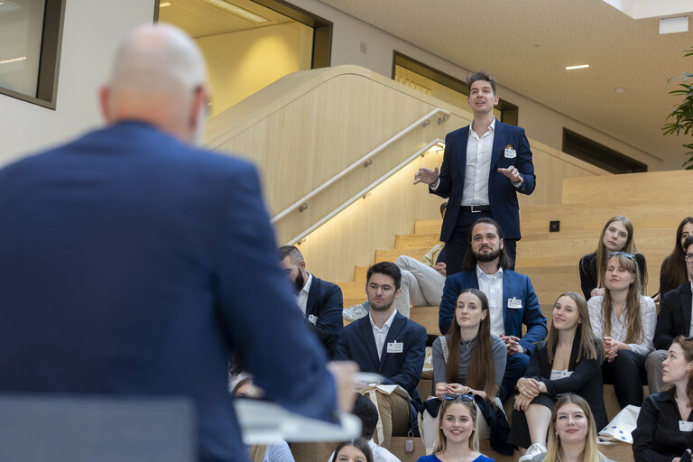 Christian MANGOLD meets with a group of Hungarian young multipliers