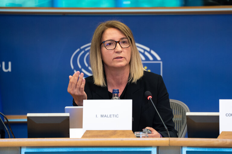 Foto 6: REGI Committee meeting - Presentation of the ECA Special report 13/2024: Absorption of funds from the Recovery and Resilience Facility and of the ECA Special Report 26/2023: Recovery and Resilience Facility’s performance monitoring framework, by Ivana Maletić