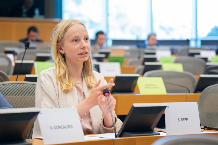 Foto 1: REGI Committee meeting - Presentation of the ECA Special report 13/2024: Absorption of funds from the Recovery and Resilience Facility and of the ECA Special Report 26/2023: Recovery and Resilience Facility’s performance monitoring framework, by Ivana Maletić