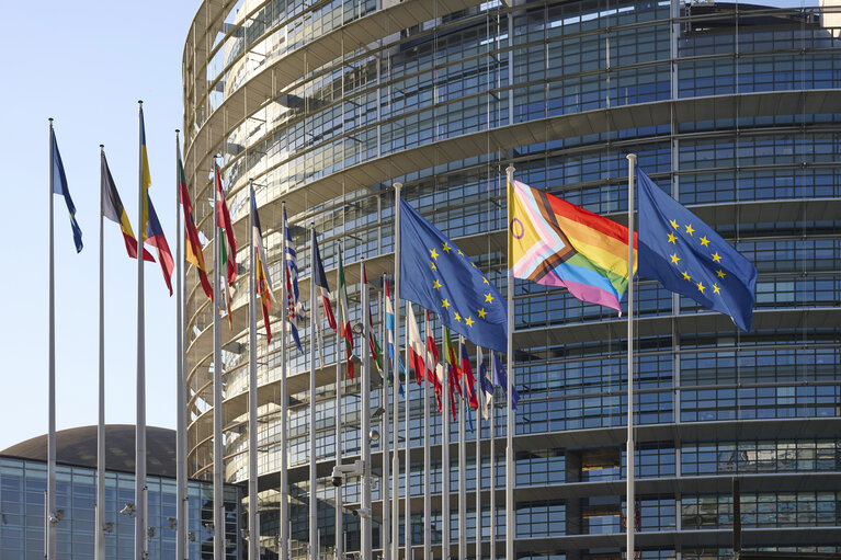 Billede 24: International Day Against Homophobia, Biphobia and Transphobia (IDAHOBIT) 2025 - Rainbow flag next to the EP buildings in Brussels and Strasbourg