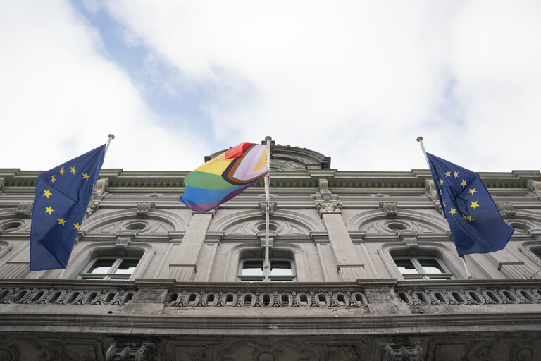 Billede 8: International Day Against Homophobia, Biphobia and Transphobia (IDAHOBIT) 2025 - Rainbow flag next to the EP buildings in Brussels and Strasbourg