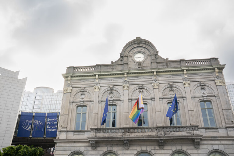 Billede 4: International Day Against Homophobia, Biphobia and Transphobia (IDAHOBIT) 2025 - Rainbow flag next to the EP buildings in Brussels and Strasbourg