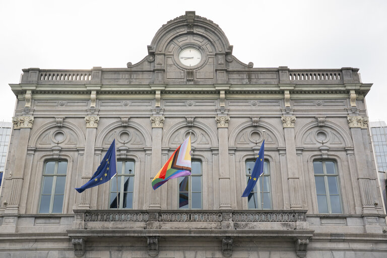 Billede 6: International Day Against Homophobia, Biphobia and Transphobia (IDAHOBIT) 2025 - Rainbow flag next to the EP buildings in Brussels and Strasbourg