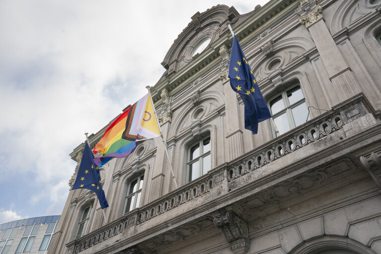 Billede 9: International Day Against Homophobia, Biphobia and Transphobia (IDAHOBIT) 2025 - Rainbow flag next to the EP buildings in Brussels and Strasbourg