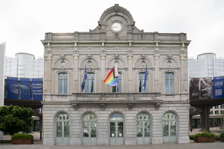 Billede 5: International Day Against Homophobia, Biphobia and Transphobia (IDAHOBIT) 2025 - Rainbow flag next to the EP buildings in Brussels and Strasbourg