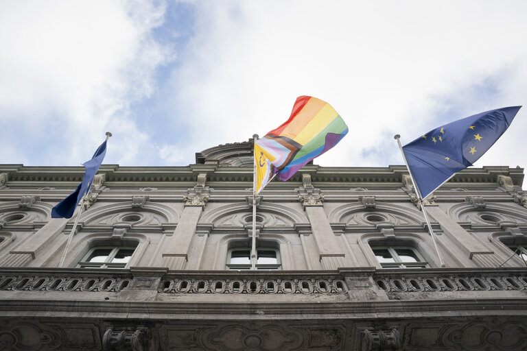 Billede 7: International Day Against Homophobia, Biphobia and Transphobia (IDAHOBIT) 2025 - Rainbow flag next to the EP buildings in Brussels and Strasbourg