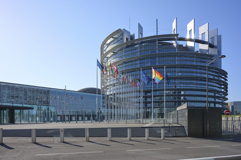 Billede 22: International Day Against Homophobia, Biphobia and Transphobia (IDAHOBIT) 2025 - Rainbow flag next to the EP buildings in Brussels and Strasbourg