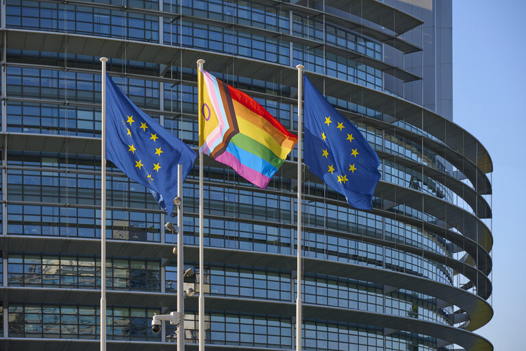 Billede 23: International Day Against Homophobia, Biphobia and Transphobia (IDAHOBIT) 2025 - Rainbow flag next to the EP buildings in Brussels and Strasbourg