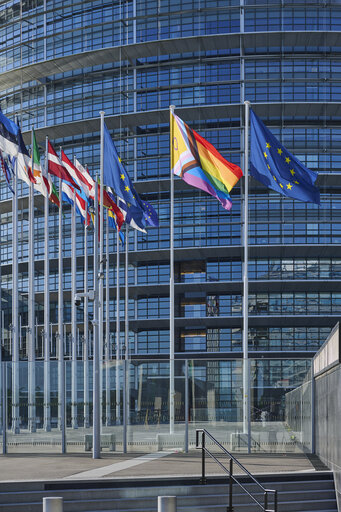 Billede 21: International Day Against Homophobia, Biphobia and Transphobia (IDAHOBIT) 2025 - Rainbow flag next to the EP buildings in Brussels and Strasbourg