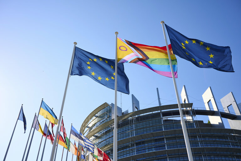 Billede 15: International Day Against Homophobia, Biphobia and Transphobia (IDAHOBIT) 2025 - Rainbow flag next to the EP buildings in Brussels and Strasbourg