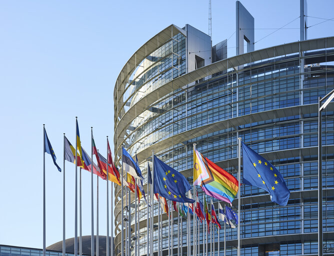 Billede 18: International Day Against Homophobia, Biphobia and Transphobia (IDAHOBIT) 2025 - Rainbow flag next to the EP buildings in Brussels and Strasbourg