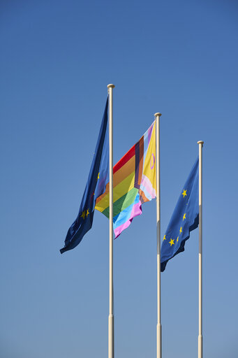 Billede 16: International Day Against Homophobia, Biphobia and Transphobia (IDAHOBIT) 2025 - Rainbow flag next to the EP buildings in Brussels and Strasbourg