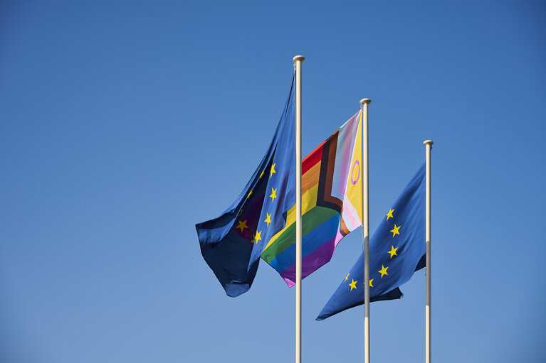 Billede 17: International Day Against Homophobia, Biphobia and Transphobia (IDAHOBIT) 2025 - Rainbow flag next to the EP buildings in Brussels and Strasbourg