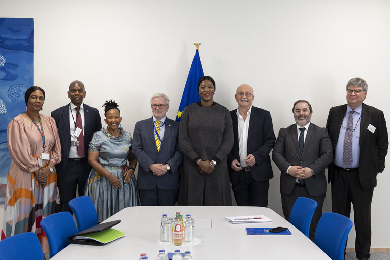 Foto 10: D-ZA Delegation meets with Anna Tandi Moraka, South African Deputy Minister for International Relations and Cooperation