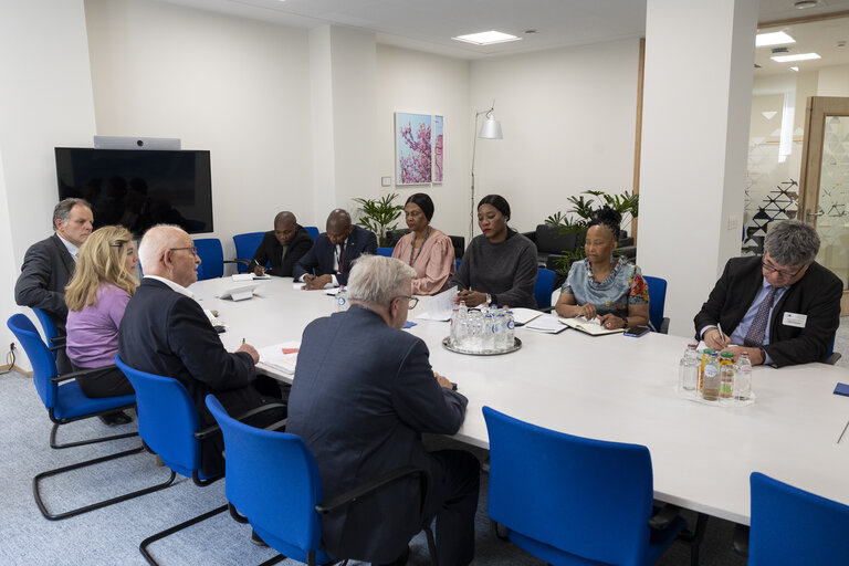 Foto 3: D-ZA Delegation meets with Anna Tandi Moraka, South African Deputy Minister for International Relations and Cooperation