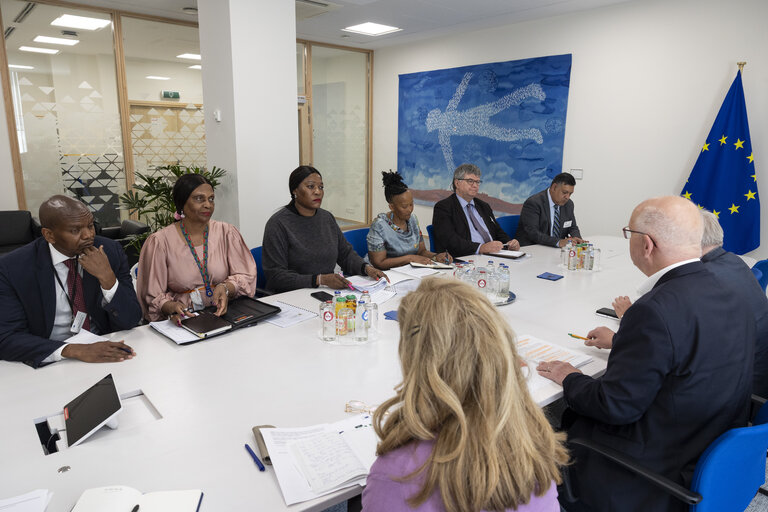 Foto 7: D-ZA Delegation meets with Anna Tandi Moraka, South African Deputy Minister for International Relations and Cooperation
