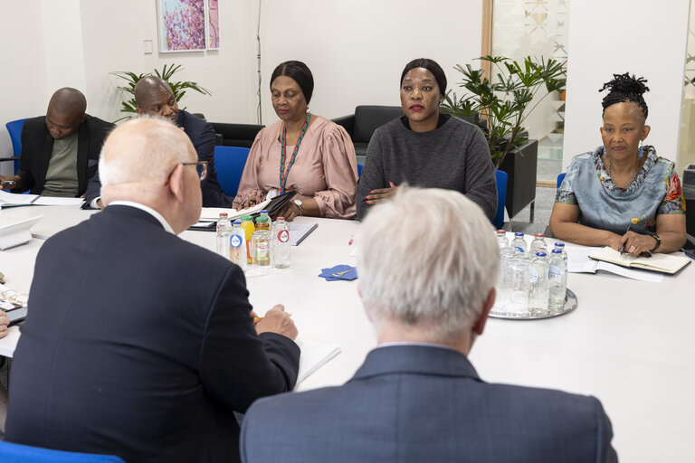 Foto 2: D-ZA Delegation meets with Anna Tandi Moraka, South African Deputy Minister for International Relations and Cooperation