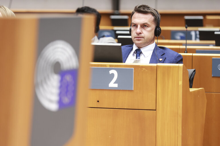Valokuva 50: EP Mini-Plenary Session - The EU's response to the Israeli government's plan to seize the Gaza Strip, ensuring effective humanitarian support and the liberation of hostages