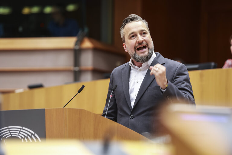 Valokuva 31: EP Mini-Plenary Session - The EU's response to the Israeli government's plan to seize the Gaza Strip, ensuring effective humanitarian support and the liberation of hostages